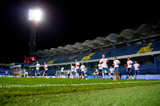 Birger Meling and the players of Norway warm up