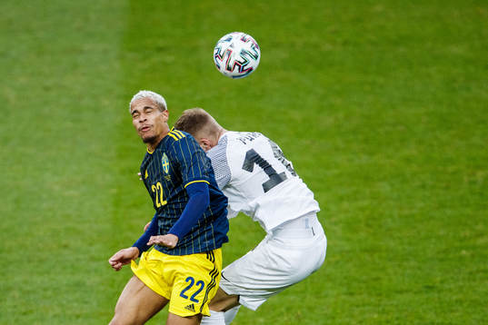 Robin Quaison of Sweden and Henrik Pürg of Estonia
