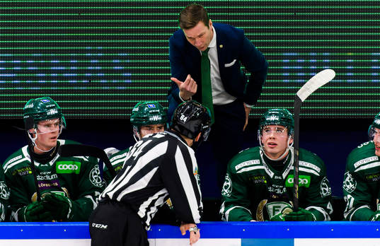 Färjestads tränare Johan Pennerborn i samtal med