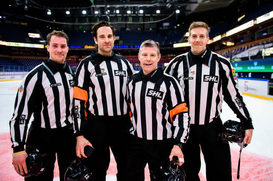 Linjedomare Gustav Jonsson, huvuddomare Mikael Sjöqvist,