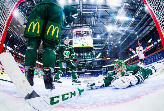 Färjestads Oscar Lawner och målvakt Henrik Haukeland