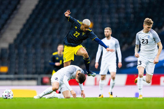 Robin Quaison of Sweden and Mårten Kuusk of Estonia