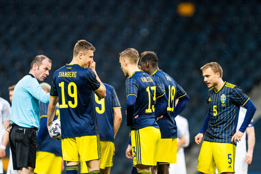 Referee Marco Fritz with Mattias Svanberg, Jesper Karlsson,
