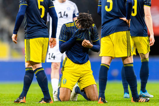 Jens-Lys Cajuste of Sweden in pain