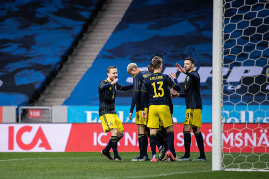 Marcus Berg of Sweden celebrate the 1-0 goal with teammates