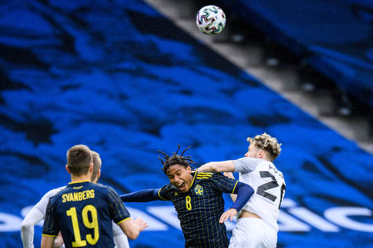 Jens-Lys Cajuste of Sweden and Markus Poom of Estonia