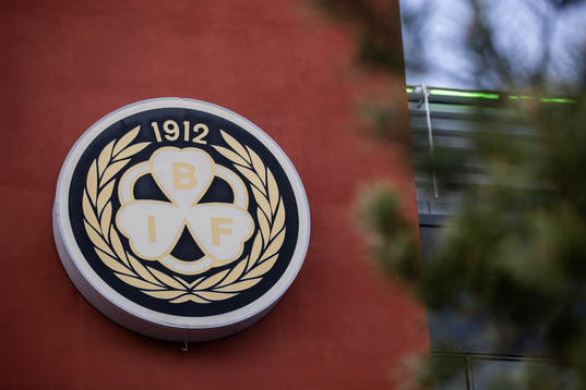 Brynäs logga på Monitor ERP Arenas fasad