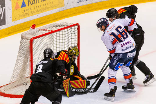 Växjös Brendan Gaunce gör 0-1 bakom Brynäs målvakt