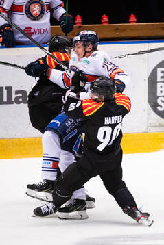 Brynäs Shane Harper tacklar Växjös Pontus Holmberg