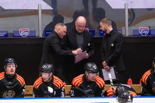 Brynäs tränare Peter Andersson och assisterande tränare