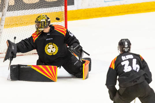 Brynäs målvakt Samuel Ersson ser pucken gå in till 4-0