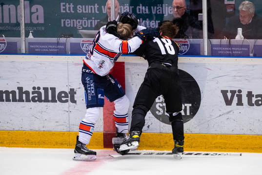 Växjös Marcus Sylvegård och Brynäs Anton Rödin i