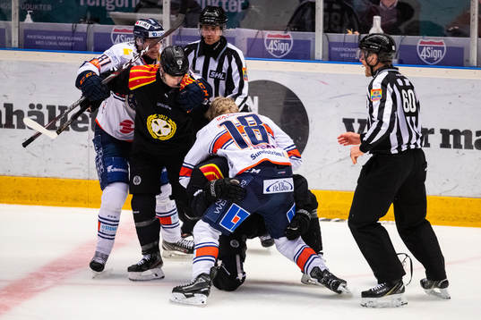 Växjös Marcus Sylvegård och Brynäs Anton Rödin i