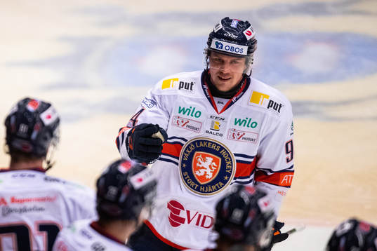 Växjös Joel Persson jublar