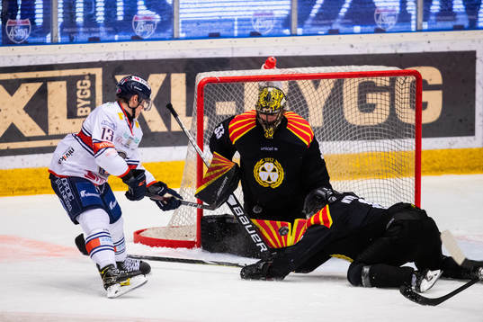Växjös Jack Drury med målchans framför Brynäs målvakt