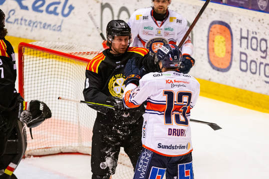 Brynäs John Nyberg och Växjös Jack Drury bråkar