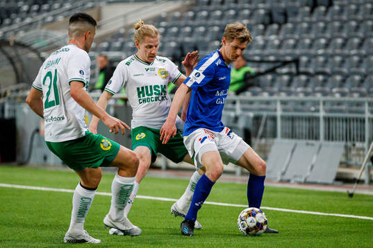 Hammarbys Astrit Selmani och Gustav Ludwigson försvar mot