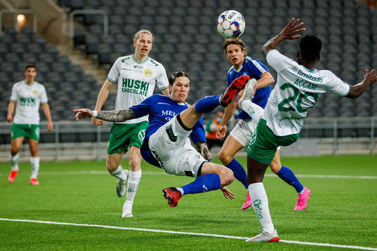 Hammarbys Gustav Ludwigson och David Accam försvarar mot