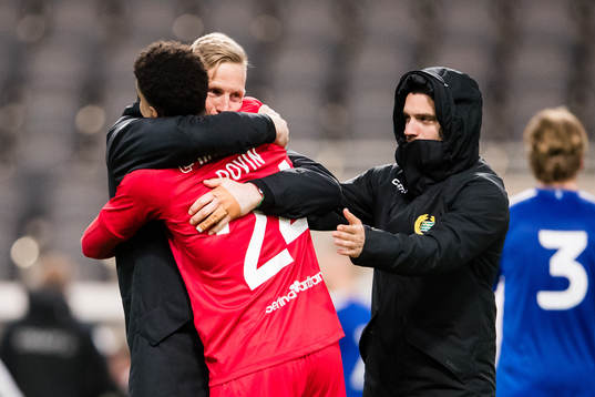 Hammarbys målvakt Oliver Dovin jublar