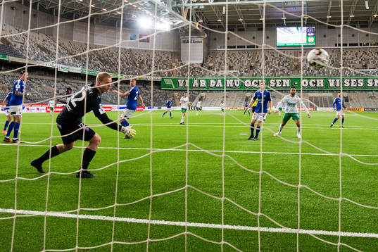 Trelleborgs målvakt Hampus Nilsson ser bollen gå in till