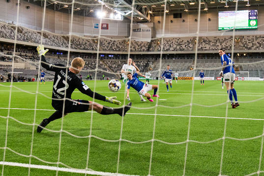 Trelleborgs målvakt Hampus Nilsson med en räddning