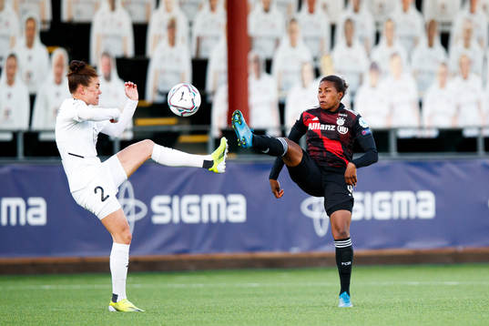 Katrine Veje of Rosengård and Lineth Beerensteyn of Bayern