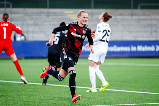 Lea Schüller of Bayern Munich celebrates the 0-1 goal