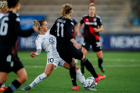 Jelena Cankovic of Rosengård and Lea Schüller of Bayern