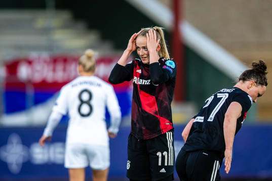 Lea Schüller of Bayern Munich looks dejected
