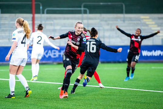 Lea Schüller of Bayern Munich celebrates