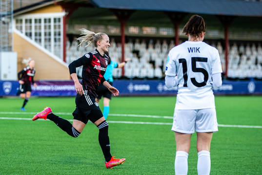 Lea Schüller of Bayern Munich celebrates and Jessica Wik