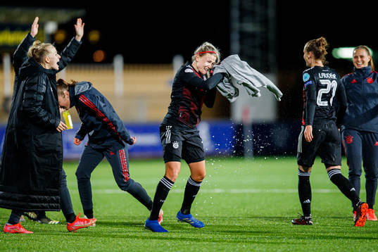 Hanna Glas of Bayern Munich celebrates