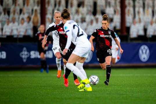 Caroline Seger of Rosengård and Linda Ballmann of Bayern