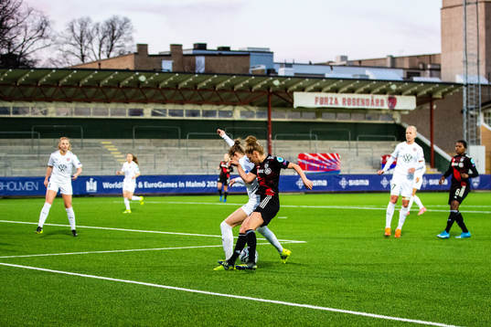 Hanna Bennison of Rosengård and Linda Ballmann of Bayern