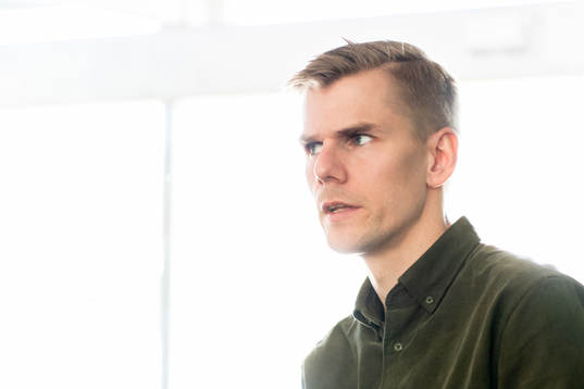 Ljungskiles tränare Erik Lund blir intervjuad
