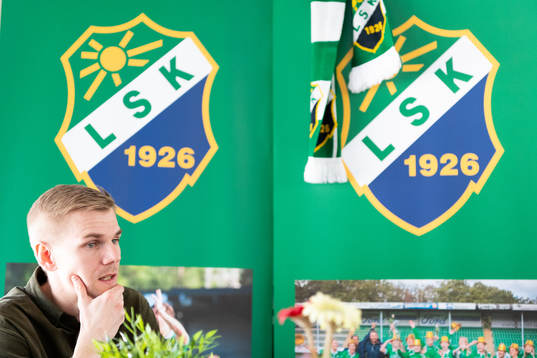 Ljungskiles tränare Erik Lund blir intervjuad