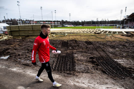 Degerfors IF Anton Kralj kikar ut över ett stora valla som
