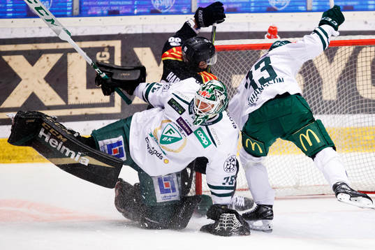 Brynäs Shane Harper kolliderar med Färjestads målvakt