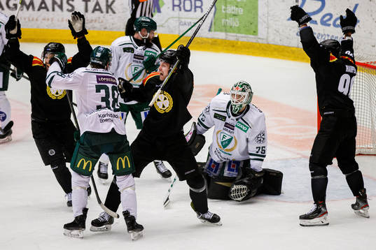 Färjestads målvakt Arvid Holm deppar