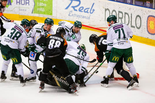 Brynäs med målchans framför Färjestads målvakt Arvid