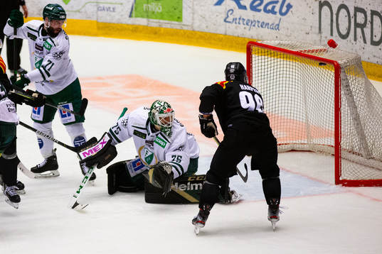 Brynäs Simon Bertilsson (ej i bild) gör 1-0 på