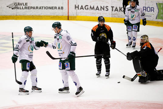 Färjestads Daniel Viksten och Victor Ejdsell jublar