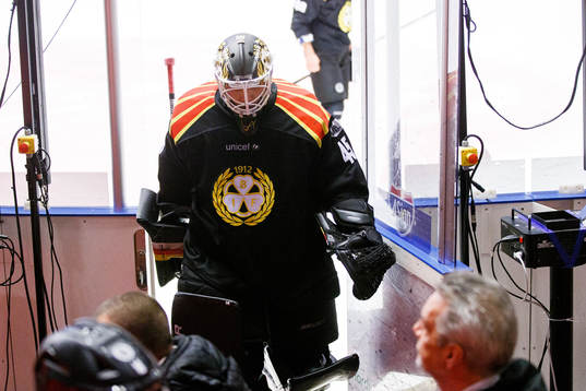 Brynäs målvakt Viktor Andrén deppar