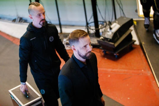 Brynäs assisterande tränare Viktor Stråhle deppar