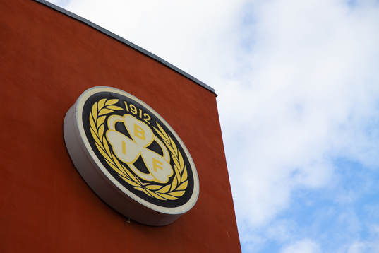 Brynäs logga på Monitor ERP arenas fasad