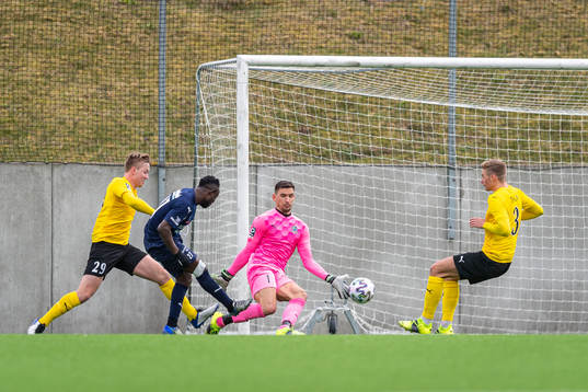 Österlens Edafe Egbedi  gör 0-1 bakom Lunds målvakt Emir