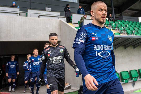 Österlens Adam Barchan gör entré till fotbollsmatchen i