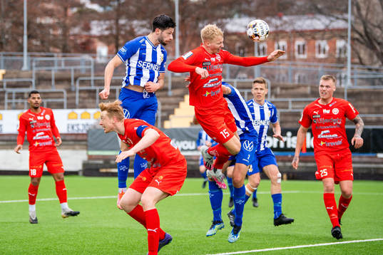 IFK Göteborgs Kevin Yakob och Värnamos Victor Eriksson