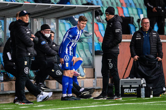 IFK Göteborgs Gustaf Norlin tar sig för låren vid byte