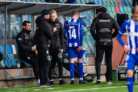 IFK Göteborgs Gustaf Norlin tar sig för låren vid byte